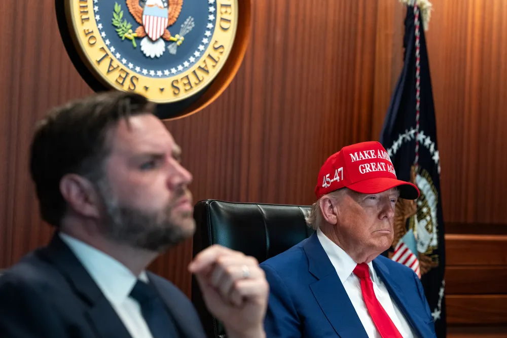 Tổng thống Mỹ Donald Trump (đội mũ) và Phó Tổng thống Mỹ JD Vance tại Phòng Tình huống ngày 21-6. Ảnh: WHITE HOUSE