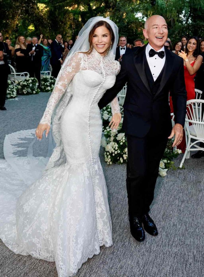 Jeff Bezos và Lauren Sanchez trong lễ thành hôn ngày 27/6 tại Venice. Ảnh: Instagram