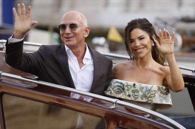 Jeff Bezos và Lauren Sanchez đến tiệc chào mừng khách mời hôm 26/6. Ảnh: Reuters