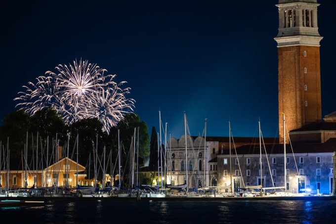 Màn bắn pháo hoa trên bầu trời Venice mừng đám cưới Jeff Bezos. Ảnh: NY Post