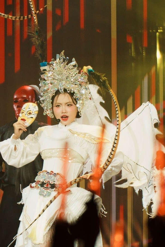 Phương Mỹ Chi diễn bài 'Hề' tại 'Em xinh say hi'