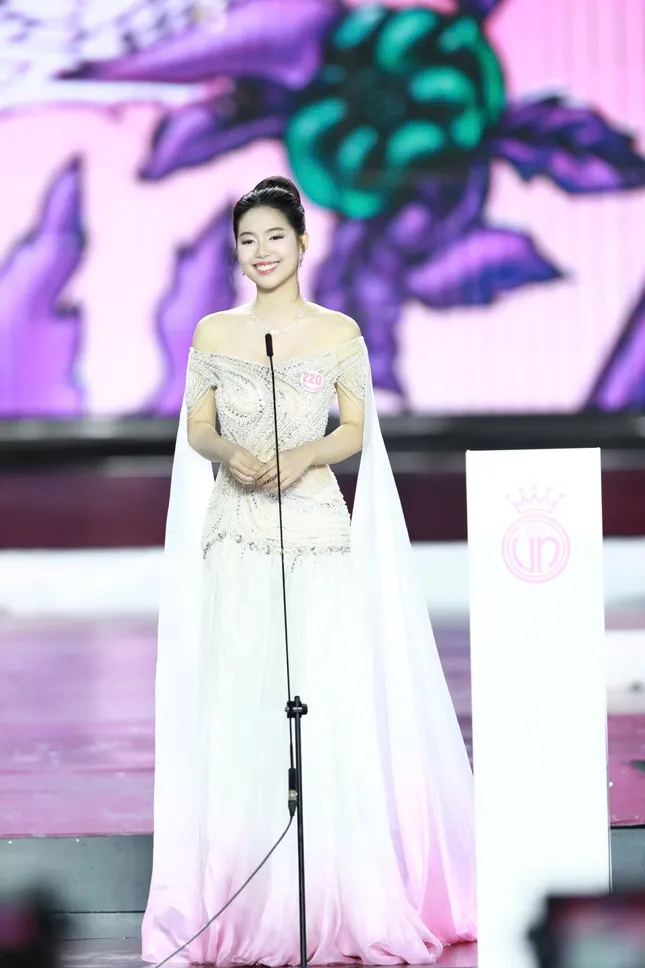 Trong phần thi ứng xử dành cho Top 5 ở đêm Chung kết Hoa hậu Việt Nam 2024, Trần Ngọc Châu Anh được hỏi về câu chuyện mà thành phố Huế muốn truyền tải thông qua việc đăng cai tổ chức sự kiện văn hóa mang tầm quốc gia như Hoa hậu Việt Nam.