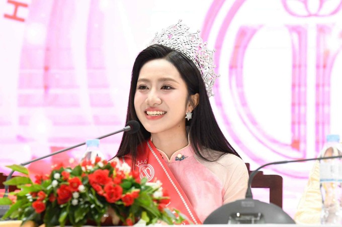 Tân hoa hậu Việt Nam Hà Trúc Linh tại buổi họp báo sáng 28/6.