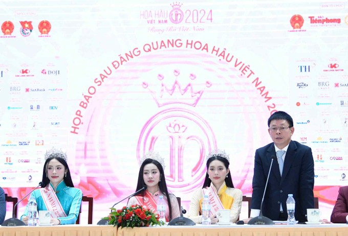 Nhà báo Phùng Công Sưởng, Tổng biên tập báo Tiền Phong, trưởng ban tổ chức cuộc thi bên hoa hậu (giữa) và hai á hậu.