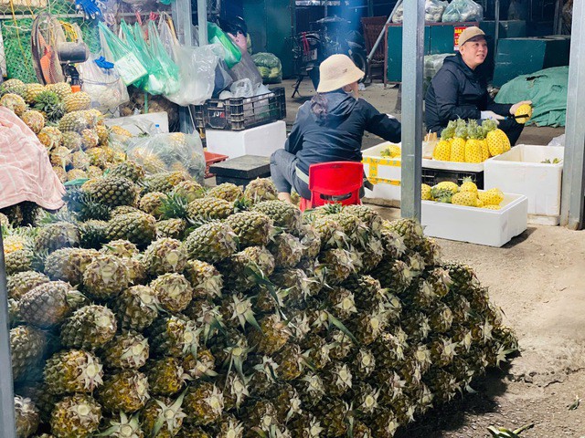 Dứa mật có giá cao hơn dứa ta thông thường với giá dao động trong khoảng từ 25.000 - 70.000 đồng/kg (tùy loại).