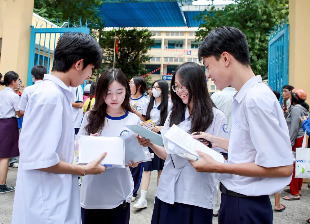 Thí sinh trao đổi sau khi kết thúc môn thi tốt nghiệp THPT. Ảnh: NGUYỆT NHI