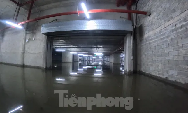 Theo người dân chung cư, toàn bộ tầng hầm số một đã bị ngập, nếu theo tiến độ này phải mất đến 3 ngày mới hút được toàn bộ số nước trong hầm ra.