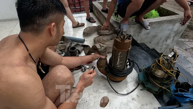 Những chiếc máy bơm công suất nhỏ được lắp đặt để hút nước từ trong hầm số một ra ngoài.