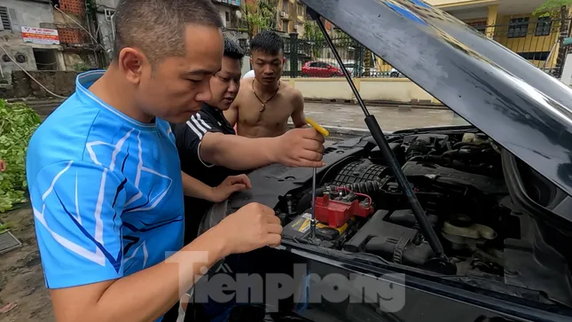 Mưa xối xả, nước cuốn như thác, hầm chung cư ở Hạ Long &#39;chết chìm&#39; - 10