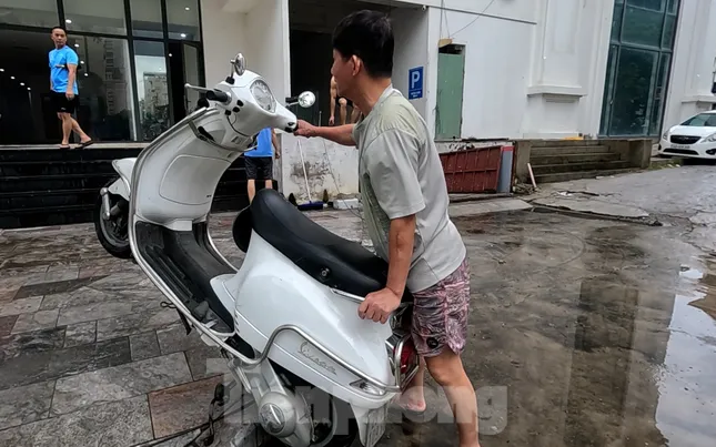 Người dân vội vàng kiểm tra phương tiện sau khi đưa ra khỏi hầm.