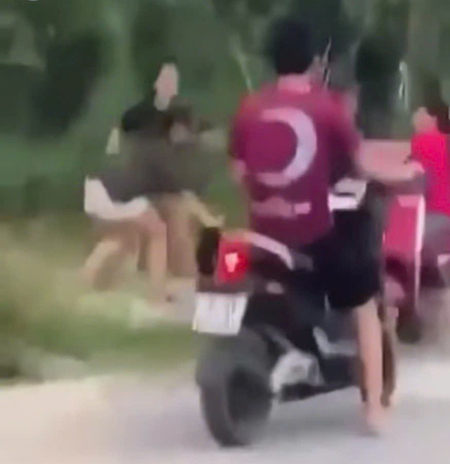 Hình ảnh nhóm nữ sinh đánh nhau khiến 2 em nhập viện. (Ảnh cắt từ clip).
