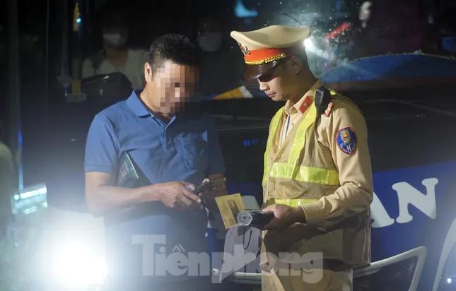 Ông P.V.T - nhà xe vi phạm cho biết, đây là chuyến cuối về Hải Hậu (Nam Định) trong ngày, nên "bà con tha thiết muốn được về nhà ngày cuối tuần".