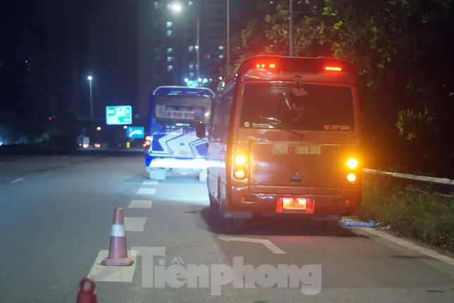 Tổ công tác dừng kiểm tra các phương tiện.