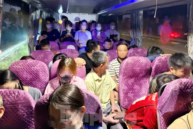 Xe khách 28 chỗ chở 40 hành khách.