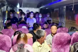 Xe khách 28 chỗ cõng tới 40 người, tài xế đổ lỗi vì  ' bà con tha thiết muốn được về nhà ' 