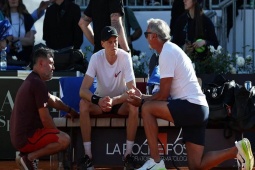 Jannik Sinner  " có biến lớn "  trước thềm Wimbledon, giới mộ điệu hoang mang