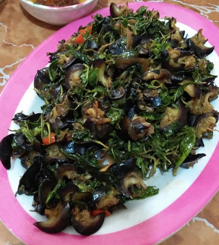 Khi chế biến, người ta chỉ lấy phần đầu ốc, bỏ phần ruột và ruột gan – vốn là nơi tích tụ nhiều ký sinh. Phần đầu sau khi bóp nhớt, ngâm muối rồi rửa sạch, có thể đem xào, nướng hoặc chiên.
