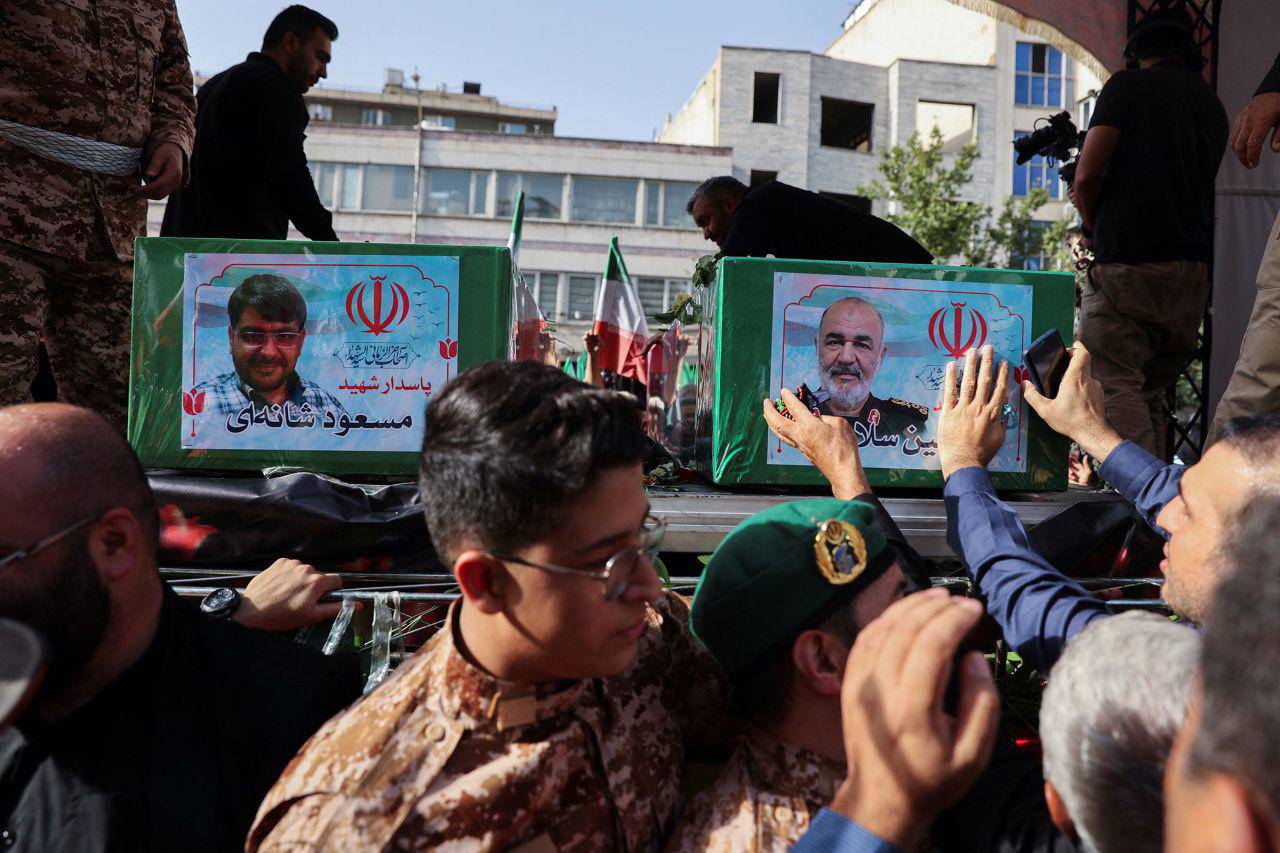 Nhiều người cố gắng chạm vào linh cữu của các chỉ huy Iran thiệt mạng (ảnh: Reuters)