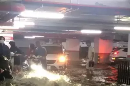 Mưa xối xả, nước cuốn như thác, hầm chung cư ở Hạ Long 'chết chìm'