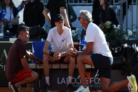 Jannik Sinner "có biến lớn" trước thềm Wimbledon, giới mộ điệu hoang mang