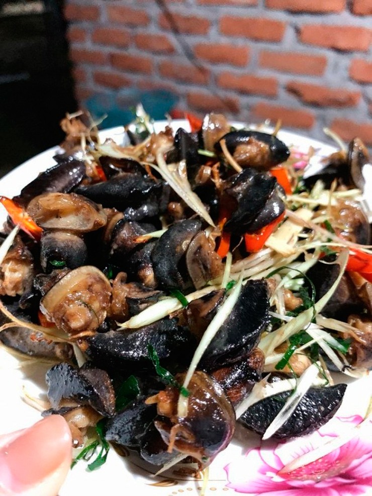 &nbsp;Từ một loài gây hại, ốc sên được &#34;lột xác&#34;, trở thành món ăn dân dã đầy hấp dẫn như: ốc sên xào sả ớt, ốc nướng lá chanh, ốc chiên giòn hoặc nấu cà ri...
