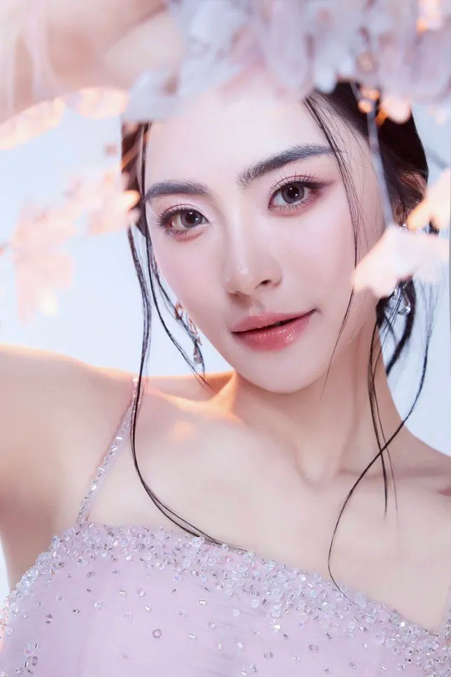 Cô đã có câu trả lời ngắn gọn, nhẹ nhàng nhưng vẫn đủ ý khi chia sẻ: "Chúng ta may mắn được cha mẹ cho những cái tên thật hay, thật đẹp. Nhưng cái tên chỉ thật sự hay, ý nghĩa khi được lan tỏa bằng những điều tử tế, những điều tốt đẹp cho cộng đồng. Vì vậy, để cái tên tỏa hương, chúng ta phải không ngừng cố gắng. Và tôi là Nguyễn Thị Vân Nhi, đến với Hoa Hậu Việt Nam mong muốn lan tỏa thật nhiều điều có ích".