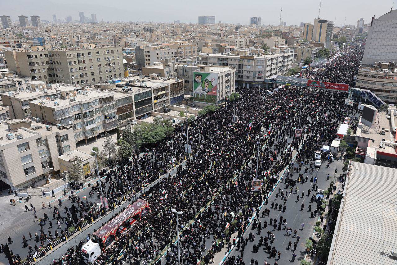 Hàng nghìn người tập trung ở Tehran trong tang lễ cấp nhà nước (ảnh: Reuters)