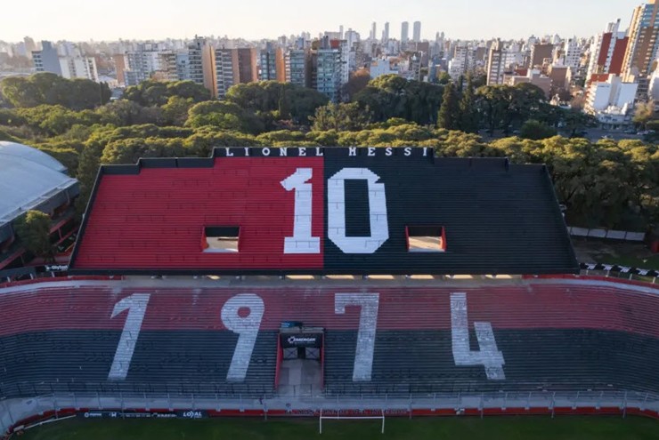 Tin mới nhất bóng đá tối 28/6: Messi được đặt tên khán đài, fan tranh cãi kịch liệt - 1