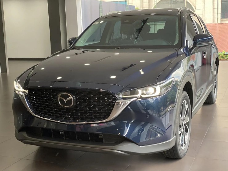 CX-5, Outlander: Xe Nhật "sang hóa", chủ xe Việt có thực sự cần? - 1