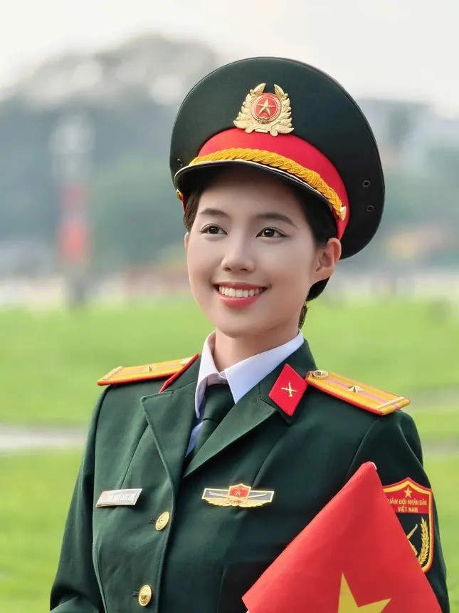 Nhắc đến các nữ quân nhân, đa số chúng ta thường hình dung ra những cô gái nghiêm túc, có phần hơi khô khan do đã quen với môi trường quân đội. Nhưng Trần Ngọc Châu Anh lại mang đến một hình ảnh đầy trẻ trung, mới mẻ cho nữ quân nhân.