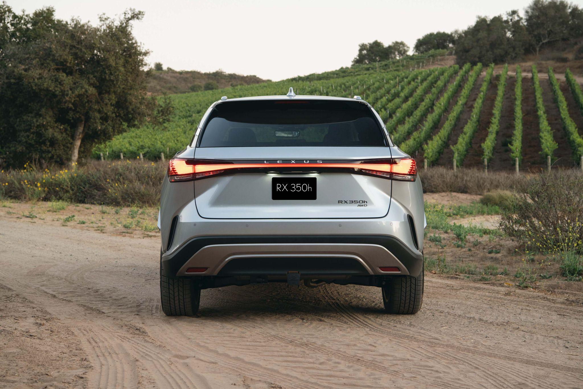 Lexus RX 350h Premium có giá bán từ 3,5 tỷ đồng - lựa chọn phù hợp cho những khách hàng yêu thích trải nghiệm hệ truyền động hybrid của Lexus.