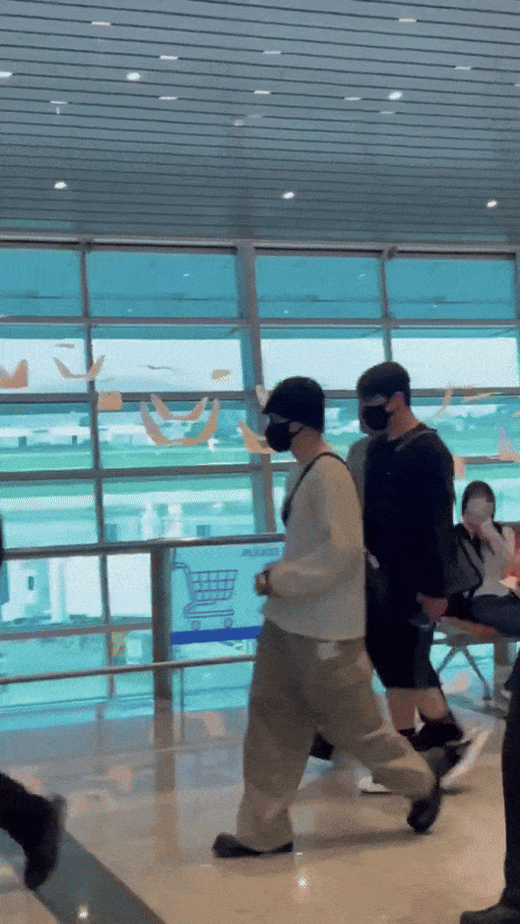 "Bắt gọn" Jimin - Jungkook (BTS) tại sân bay Đà Nẵng về Hàn Quốc, có 1 cử chỉ "đốn tim" fan - 3