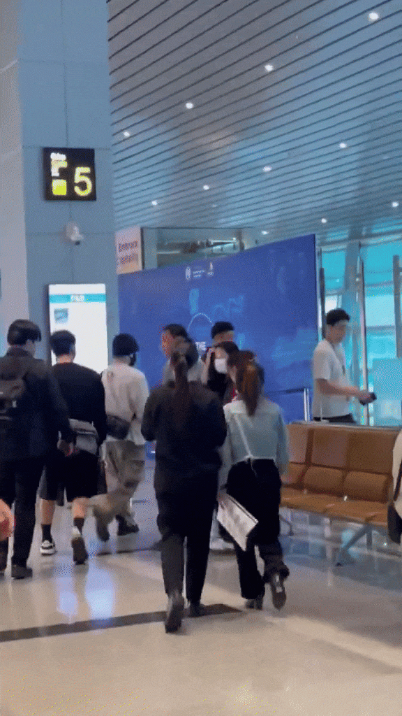 "Bắt gọn" Jimin - Jungkook (BTS) tại sân bay Đà Nẵng về Hàn Quốc, có 1 cử chỉ "đốn tim" fan - 5