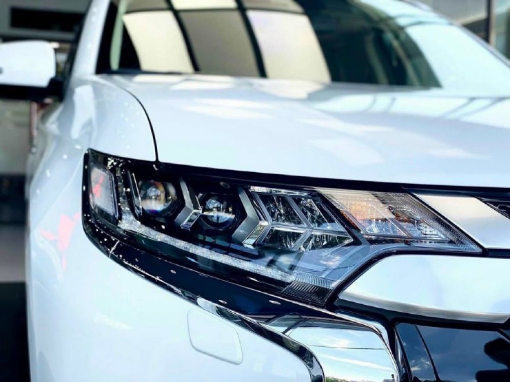 Ngắm chi tiết dòng SUV Mitsubishi Outlander giá từ 825 triệu đồng - 1