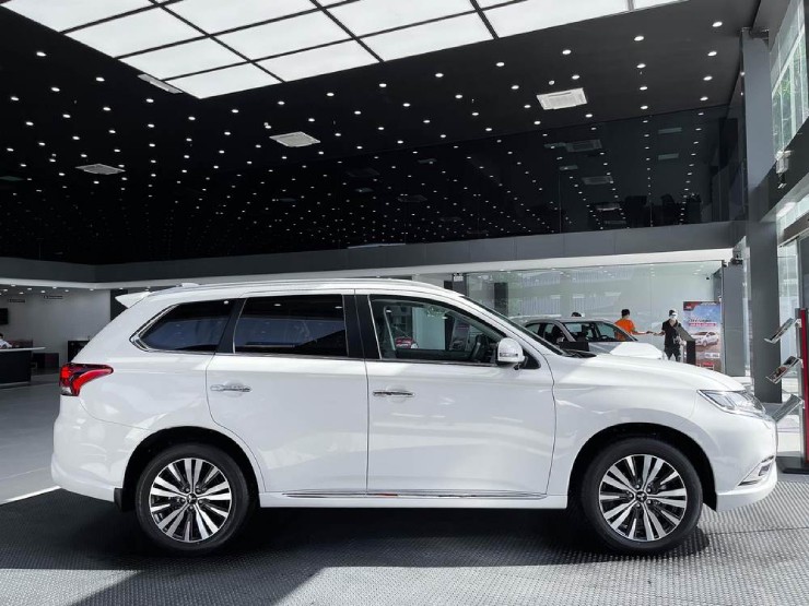 Ngắm chi tiết dòng SUV Mitsubishi Outlander giá từ 825 triệu đồng - 6