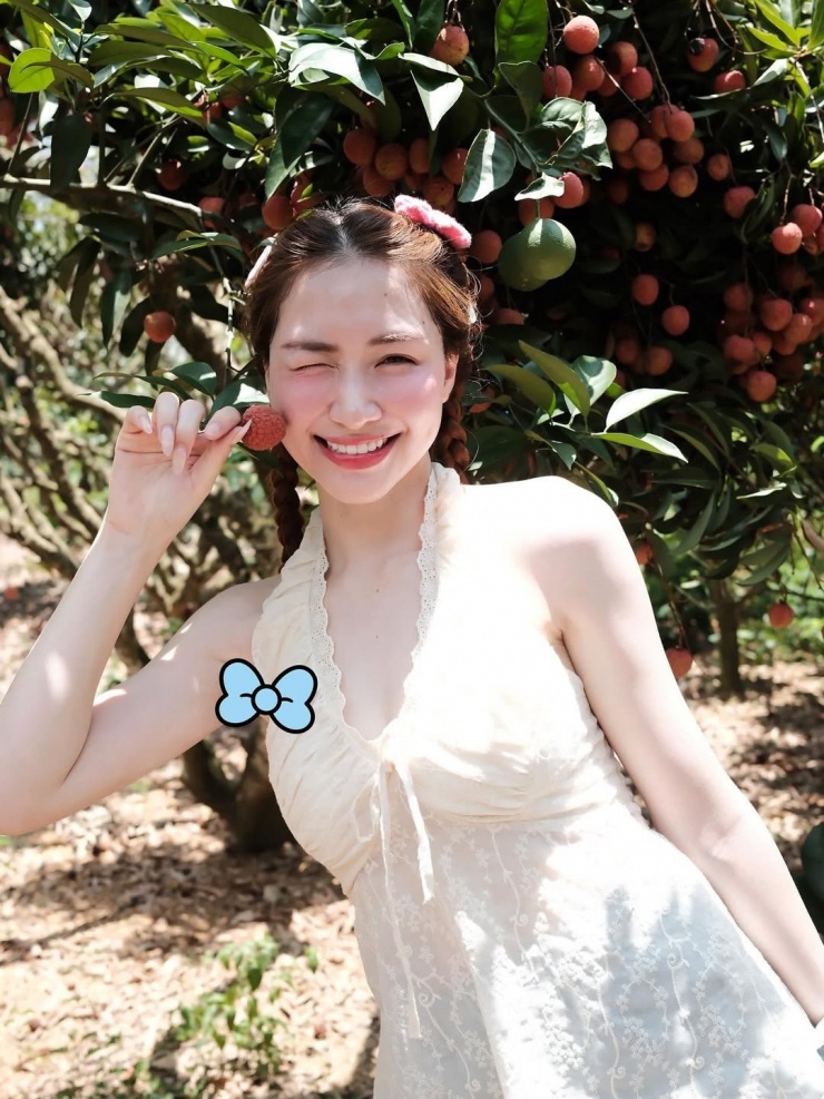 Ở một góc chụp khác, Hòa Minzy tạo dáng bên chiếc túi xách màu hồng pastel độc đáo, bên trong chứa đầy những chùm vải tươi roi rói, hay cầm trên tay quả vải làm điểm nhấn, tạo dáng cực đáng yêu.
