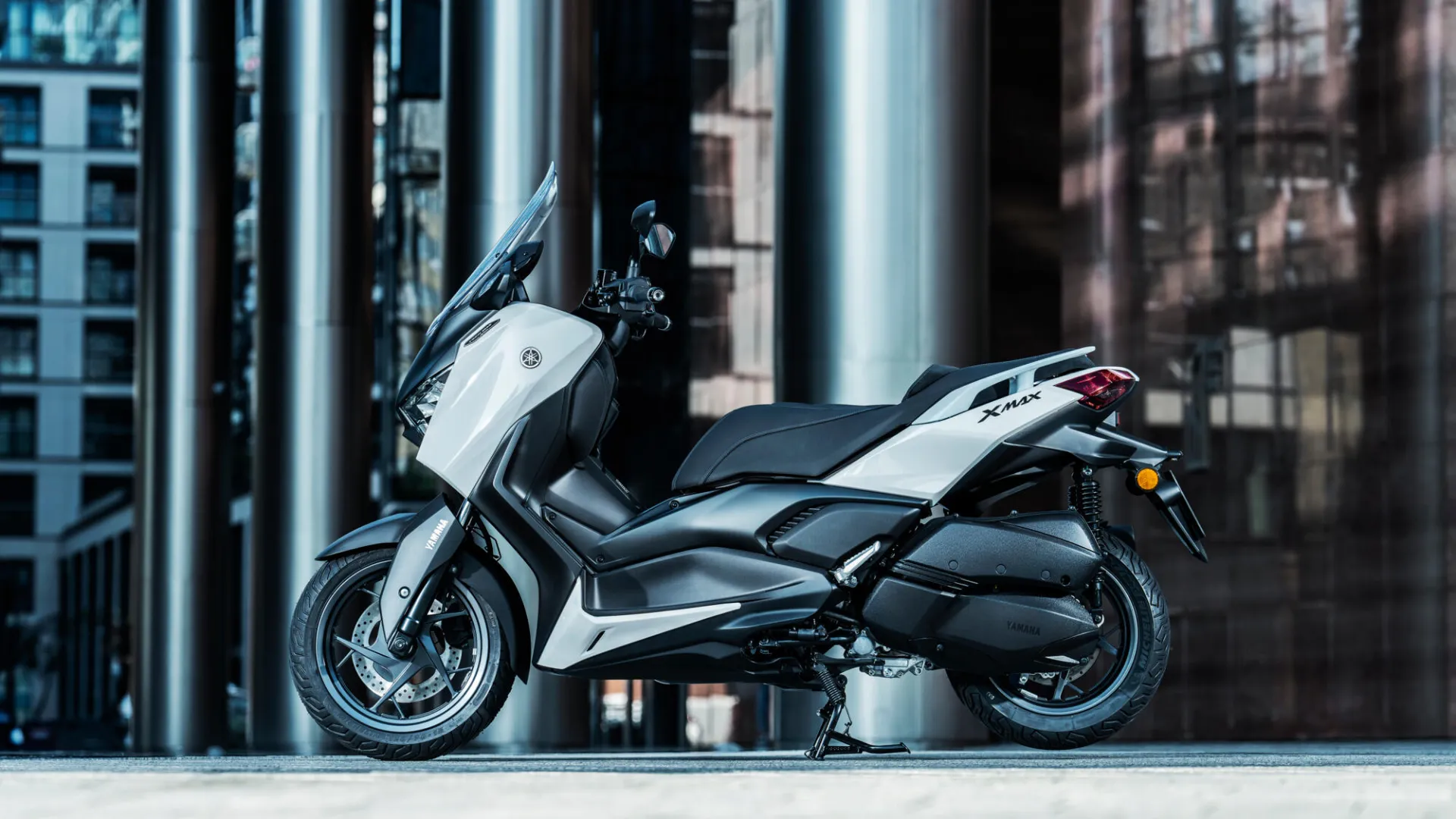 Yamaha XMAX 300 bản nâng cấp mới được bổ sung một cổng sạc USB-C và có thêm tùy chọn màu mới.