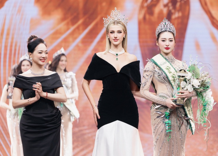 NSND Lê Khanh, Miss Earth 2024 Jessica Lane bên tân Hoa hậu Trái đất Việt Nam 2025.