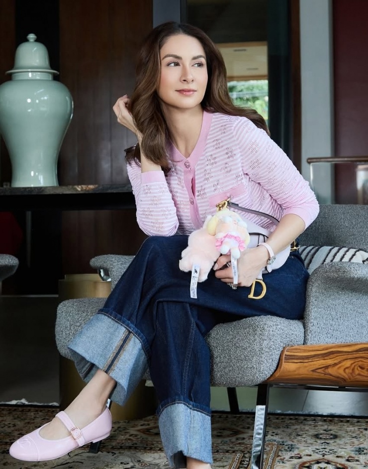 Marian Rivera sinh năm 1984, thừa hưởng nét đẹp từ người bố gốc Tây Ban Nha và mẹ Philippines. Cô khởi nghiệp người mẫu, gặt hái thành công khi lấn sân diễn xuất. Ngoài hoạt động nghệ thuật, cô là chủ công ty chuyên kinh doanh hoa khô. Thập niên 2010, Marian Rivera nhiều lần thắng bình chọn "Sao đẹp nhất Philippines". Cô và tài tử Dingdong Dantes kết hôn năm 2014, có con gái Zia và con trai Sixto.