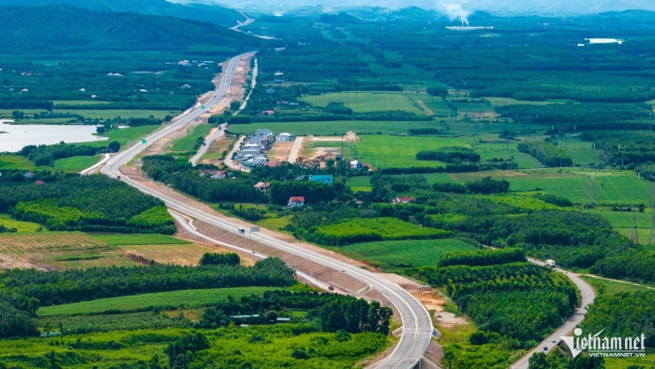 Nằm trên tuyến cao tốc Bắc Nam phía Đông, cao tốc Vạn Ninh - Cam Lộ có điểm đầu ở xã Vạn Ninh, huyện Quảng Ninh (cũ). Khi chưa sáp nhập Quảng Bình và Quảng Trị, đây chính là tuyến kết nối hai địa phương này với nhau.