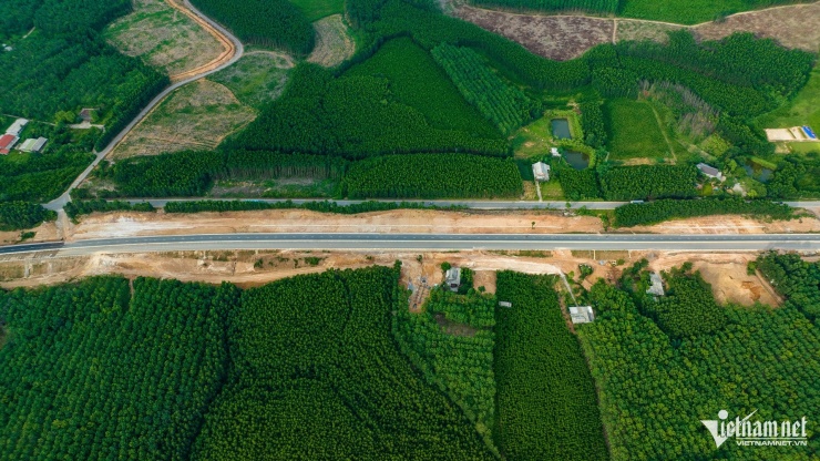 Hiện tại dọc tuyến, dải phân cách cứng, hệ thống hộ lan, biển báo đã lắp đặt. Những hạng mục như hàng rào bảo vệ, sơn kẻ vạch, hệ thống mương rãnh thoát nước và san gạt mặt bằng, mái ta luy hai bên cao tốc đang được khẩn trương hoàn thiện.