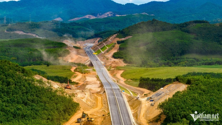 Giai đoạn hoàn chỉnh, cao tốc có 6 làn xe, 2 làn dừng khẩn cấp, vận tốc thiết kế 100 km/h.