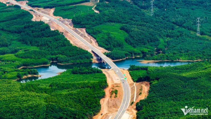 Tuyến chính của dự án dài 65,5 km đang được phủ nhựa đầy đủ, dự kiến thông xe kỹ thuật vào 30/6/2025, riêng các cầu vượt hoàn thành vào 10/7/2025.