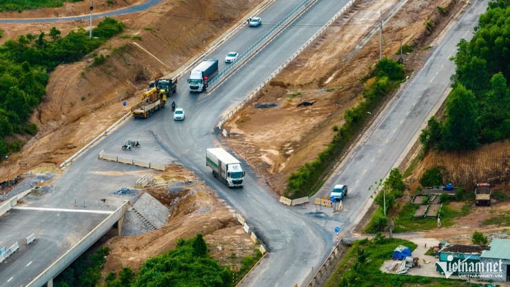 Hiện tại, một số đoạn cho phép phương tiện chạy nhưng khi đến khu vực có công trường, người lái ô tô phải đi theo chỉ dẫn tránh sang hướng đường Hồ Chí Minh để tiếp tục lưu thông.