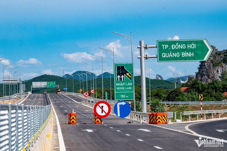 Kết nối Vạn Ninh - Cam Lộ là cao tốc Bùng - Vạn Ninh được khởi công vào tháng 1/2023 với kinh phí gần 9.400 tỷ đồng (trong ảnh là điểm giao giữa hai chặng này. Khi ô tô đi hết Bùng - Vạn Ninh buộc phải rẽ để chuyển sang lưu thông trên QL1).&nbsp;