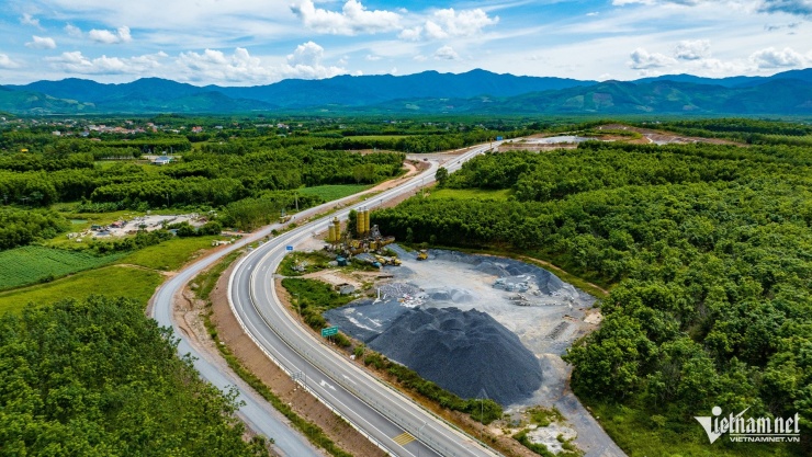 Cao tốc Vạn Ninh - Cam Lộ chuẩn bị đi vào hoạt động khiến kết nối thuận lợi giữa Quảng Bình và Quảng Trị, giúp rút ngắn đáng kể thời gian di chuyển, tạo hành lang giao thông huyết mạch, thúc đẩy giao thương, du lịch và đầu tư cho tỉnh Quảng Trị mới.