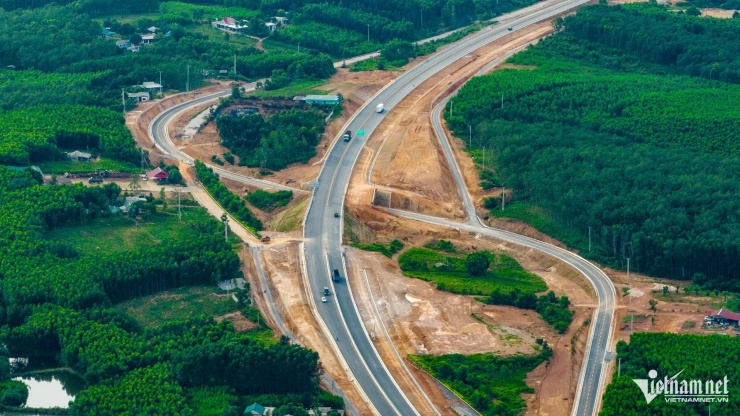 Theo kế hoạch, trước ngày 30/6, cao tốc Vạn Ninh - Cam Lộ sẽ thông xe, kết nối với cao tốc Bùng - Vạn Ninh và Cam Lộ - La Sơn đã được đưa vào khai thác.