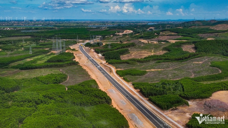 Dự án Bùng - Vạn Ninh đi qua nhiều đồi núi, nông trường của huyện Bố Trạch cũ, Quảng Ninh cũ. Toàn tuyến có 4 nút giao. Hệ thống cầu, nút giao tuyến chính cao tốc Bùng - Vạn Ninh đã hoàn thiện, đường gom, công trình phụ sẽ hoàn thành trước ngày 30/6/2025.