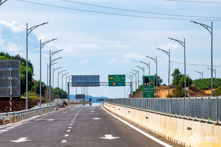 Dải phân cách sử dụng lan can phòng hộ cứng xây cố định trên mặt đường cao hơn 2 m.
