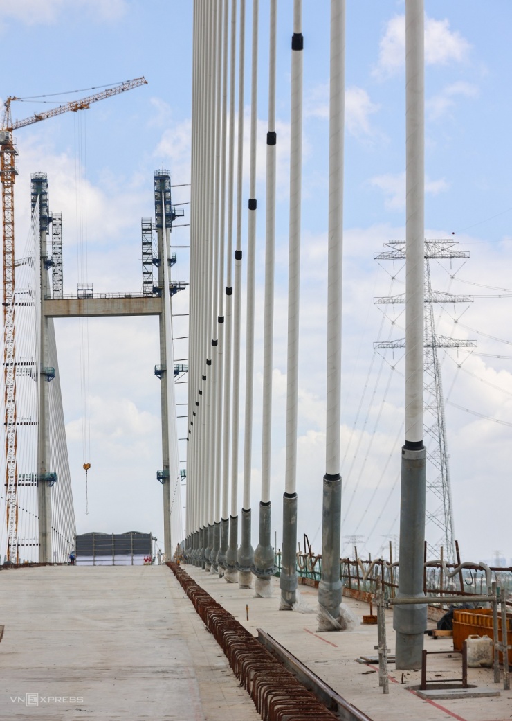 Hình dáng cầu dây văng cao nhất Việt Nam sắp hoàn thành - 7